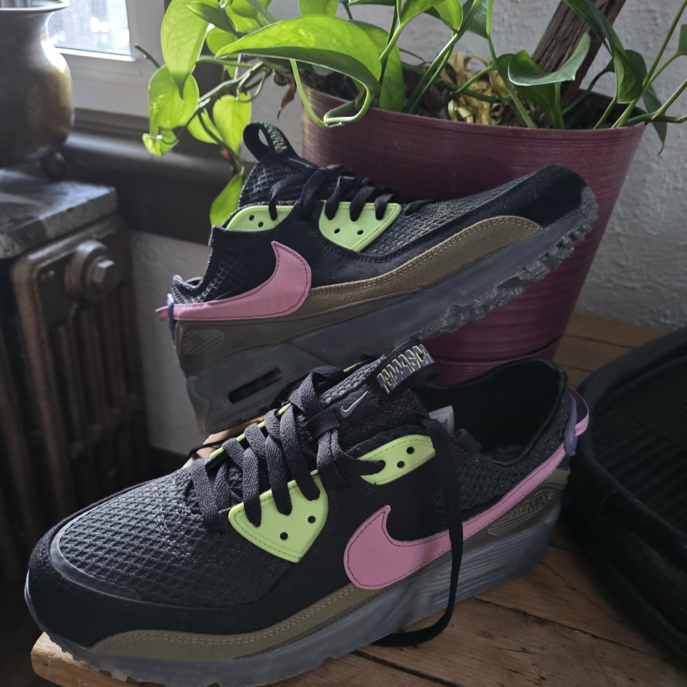 Nike Black and Blue Patterned Sneakers